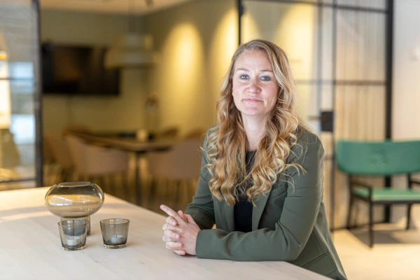 Porträtt av Amanda Baker sittandes vid ett bord inomhus.