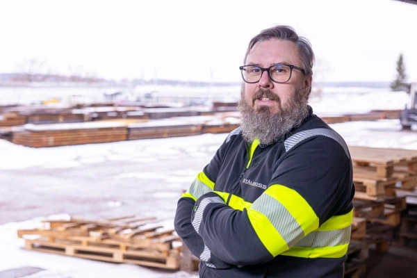 Porträttbild av Christian Eriksson utomhus på Stålgross lager.