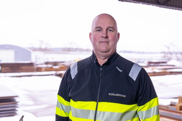 Porträtt av Martin Palmerius utomhus på Stålgross lager.